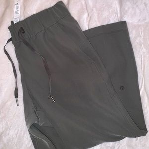 Lululemon On the Fly pants cropped